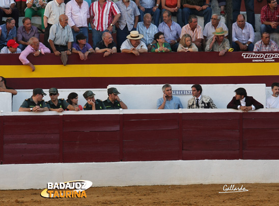 Cutiño y la autoridad gubernativa dirigiéndose al palco...