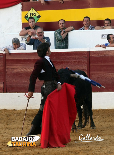 Ventura tomó la muleta y tornó en cañas las lanzas.(FOTO:Gallardo)