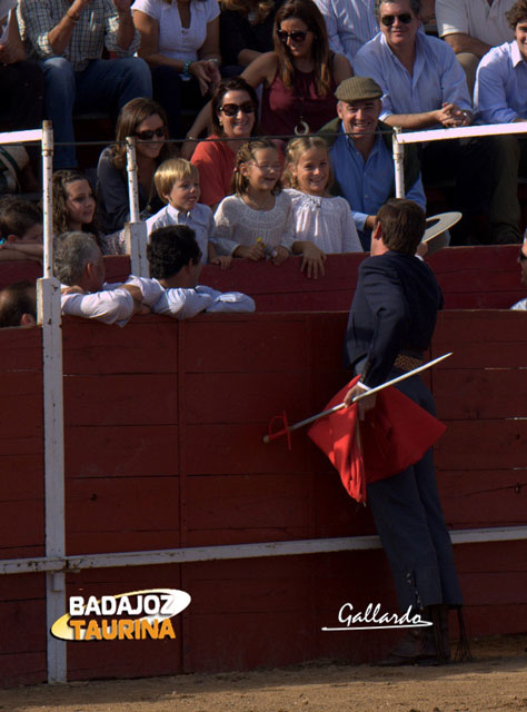 Dávila Miura brindando a su prole.