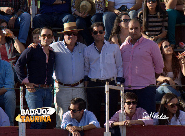 El matador Luis Miguel Amado con un grupo de amigos.