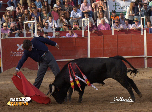 Jesús Arrobas toreando sobre el pitón derecho. (FOTO: Gallardo)