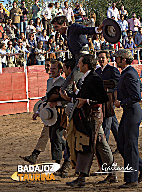 Javier Arrobas sacado en hombros por sus compañeros. (FOTO:Gallardo)