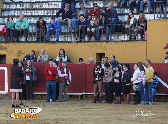 La alcaldesa de Jerez y los miembros de la Asociación dirigiéndose al público.