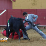 Jesús Márquez doblándose con su novillo. (FOTO:Gallardo)