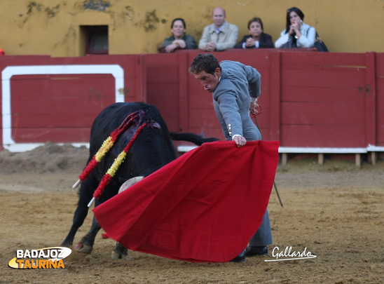 'El Bache' toreando al natural. (FOTO:Gallardo)