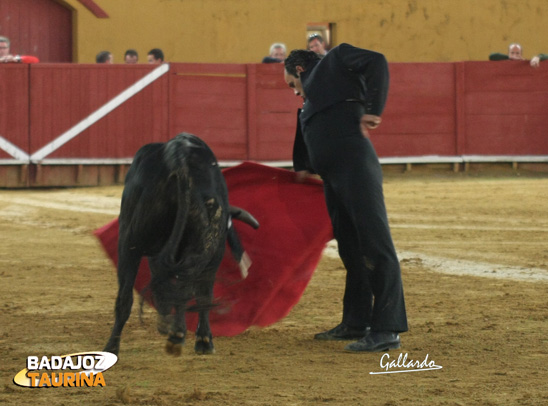 Miguel Murillo toreando con la diestra. (FOTO:Gallardo)