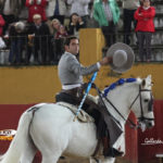 Pablo Ramos saludando a lomos de ‘Robles’.