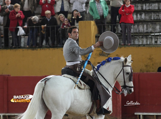 Pablo Ramos saludando a lomos de 'Robles'.