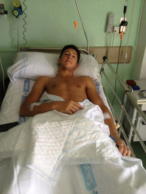 Miguel A. Silva en la cama del hospital salmantino. (FOTO:@objetivoeltoro)