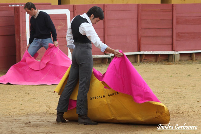 Antonio Gómez, al fondo Juan Carrasco.