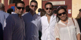 Alejandro Rivero junto a otros miembros de la Peña de Valencia del Ventoso. (FOTO: Gallardo)