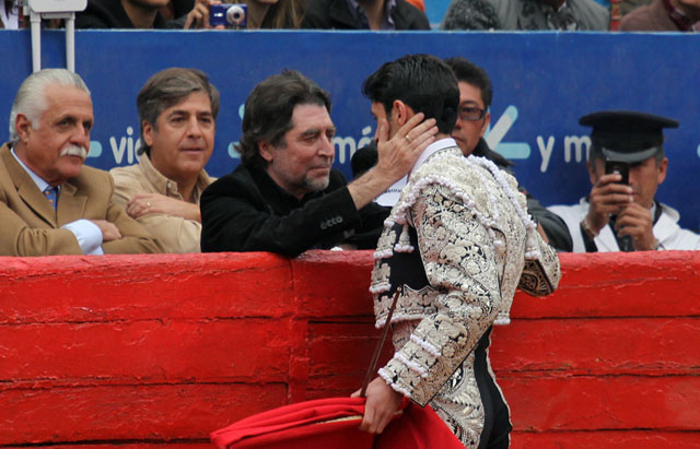 Talavante brindando a Sabina en el coso de Insurgentes. En esta ocasión no hubo Vinagre y Rosas, y sí al contrario. (FOTO:Emilio Méndez-suertematador.com)