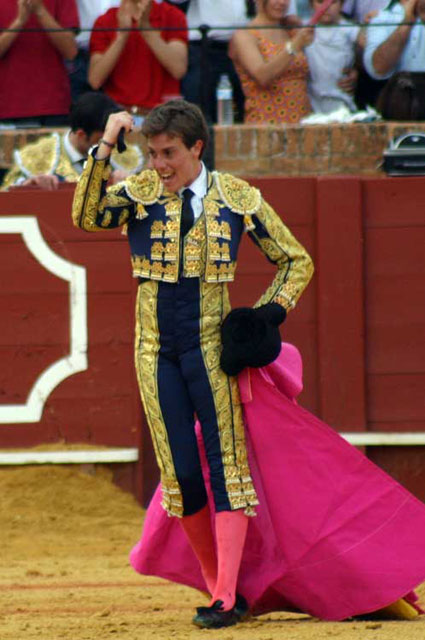 Emoción y rabia al recibir la oreja de 'Acabado' (FOTO:Javier Martínez)