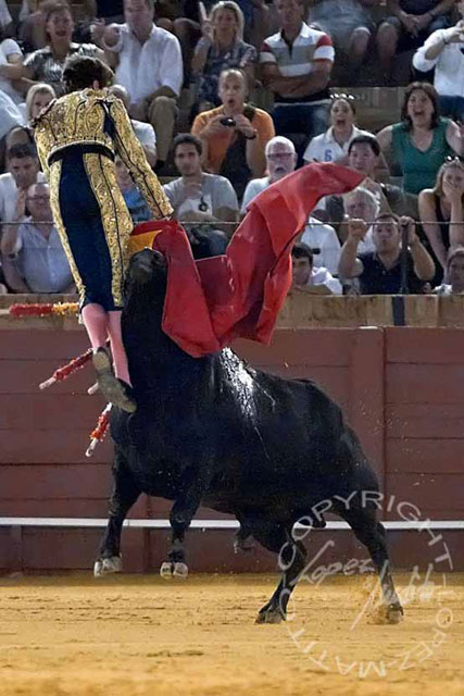 Espeluznante voltereta al entrar a matar en La Maestranza. (FOTO:López-Matito)