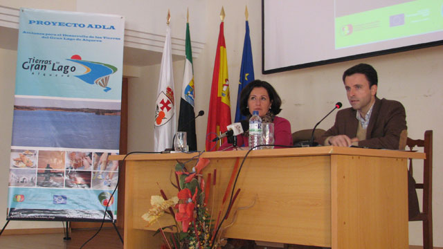 José Luis Gil Soto acompañado de Inmaculada Bonilla presentando el proyecto ADLA.