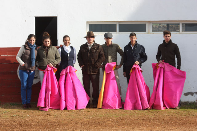 La ganadera junto a lo actuantes, Luis Reina, Milagros del Perú y Manuel Larios.