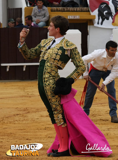 Con la oreja del novillo de su debut en Olivenza. (FOTO:Gallardo)