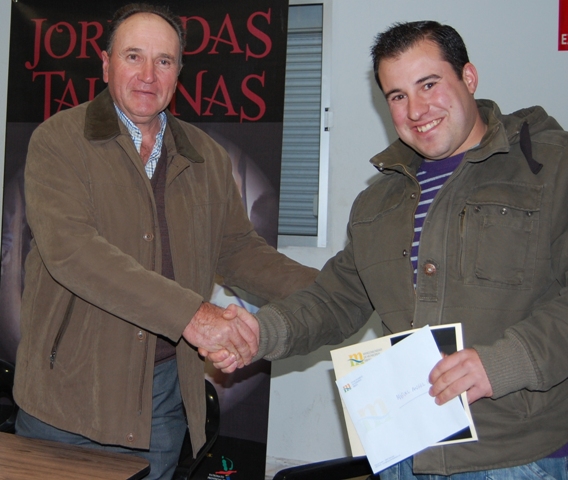 Miguel Ángel Gutiérrez recibiendo su galardón. 