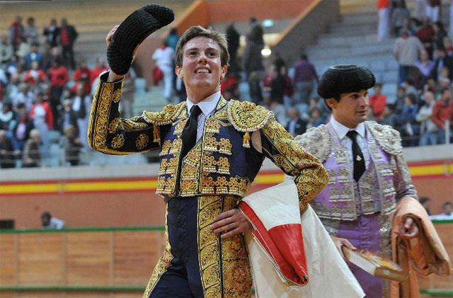 Feliz tras cortar una oreja en el Zapato de Oro de Arnedo. (FOTO: Poyatos-mundotoro.com)