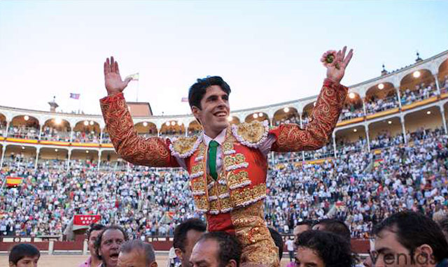 Salida a hombros de Las Ventas la tarde de La Beneficencia. (FOTO: Juan Pelegrín/las-ventas.com)