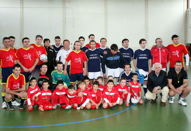 Los integrantes de los dos equipos junto a las jóvenes promesas. (FOTO: Gallardo)