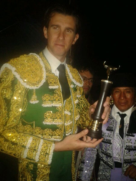 Con el trofeo que le acredita como triunfador de la feria.