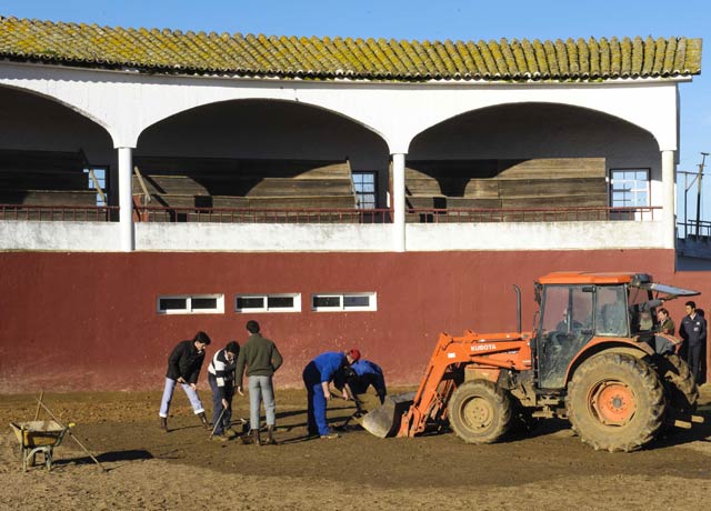 Garrido ayudando en las labores de adecentamiento del ruedo. (FOTO: J.M.Ballester)