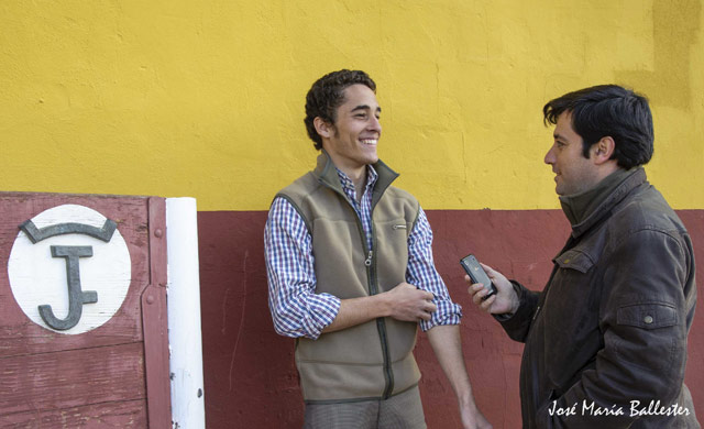 Respondiendo, risueño y relajado, a las preguntas. (FOTO: J.Mª Ballester)