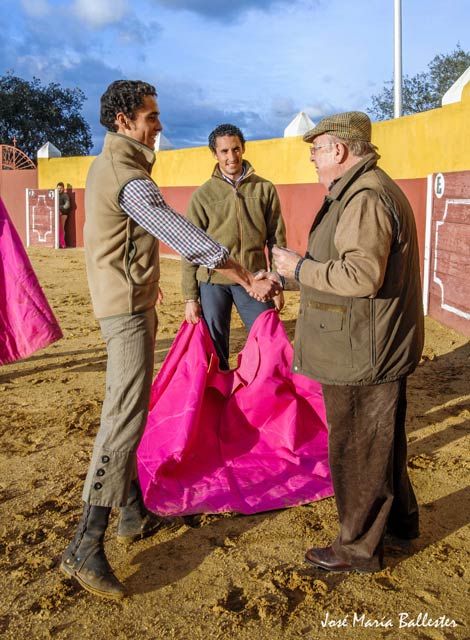 Recibiendo la felicitación del ganadero tras su actuación. (FOTO: J.Mª Ballester)