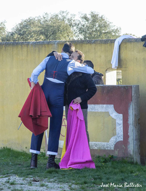 Agradecido abrazo a su 'ángel de la guarda' (FOTO: J.Mª Ballester)