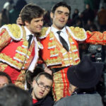 ‘El Juli’ y Miguel Ángel Perera saliendo a hombros de Olivenza.