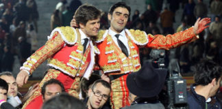 'El Juli' y Miguel Ángel Perera saliendo a hombros de Olivenza.