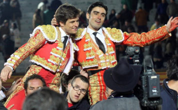 'El Juli' y Miguel Ángel Perera saliendo a hombros de Olivenza.