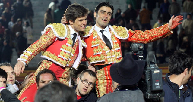 'El Juli' y Miguel Ángel Perera saliendo a hombros de Olivenza.