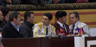 Talavante con guantes en el callejón muestra la que fue la tónica del festejo. (FOTO: Gallardo)