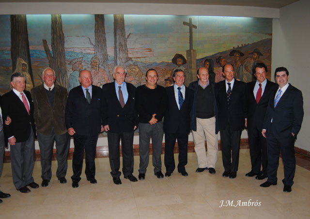 El homenajeado rodeado de los rejoneadores que marcaron su vida. 