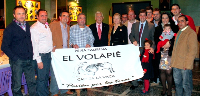 Con su esposa junto a un grupo de peñistas de Cabeza la Vaca.