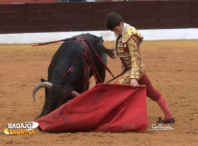 Garrido doblándose con su segundo para someterlo. (FOTO: Gallardo)