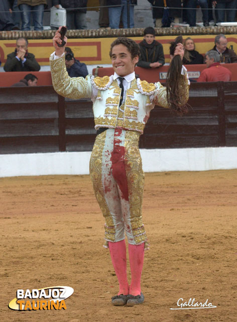 Posada de Maravillas con el rabo simbólico que paseó tras el indulto de 'Corremantas'. (FOTO:Gallardo)