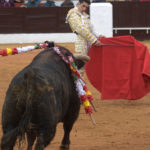 Talavante iniciando la faena de su primero. (FOTO: Gallardo)