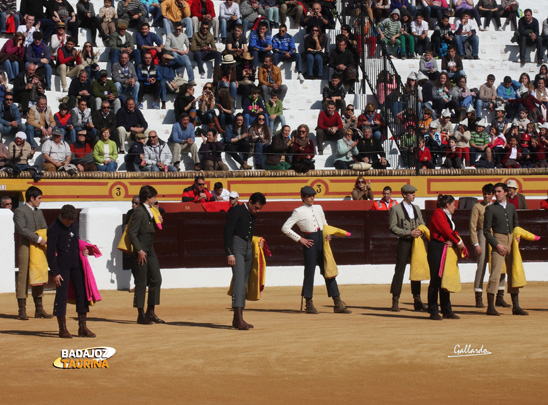 Los alumnos de las dos escuelas antes del paseíllo.