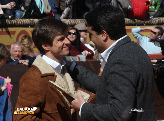 El alcalde de Olivenza haciéndole entrega de un recuerdo.