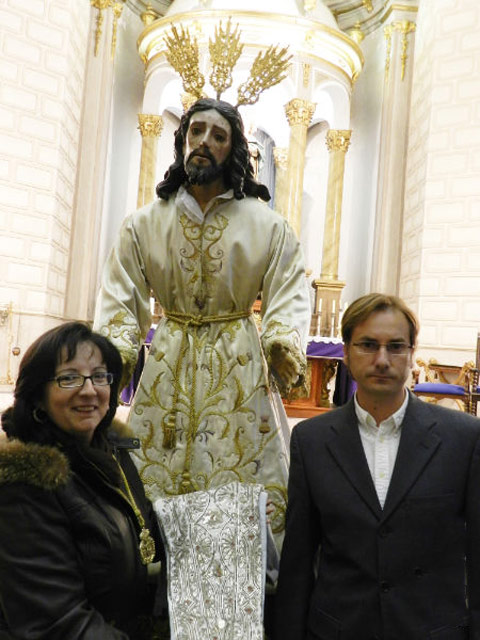 Acto de entrega del vestido de torear de Ismael Jiménez. (FOTO: Juan Tinoco)