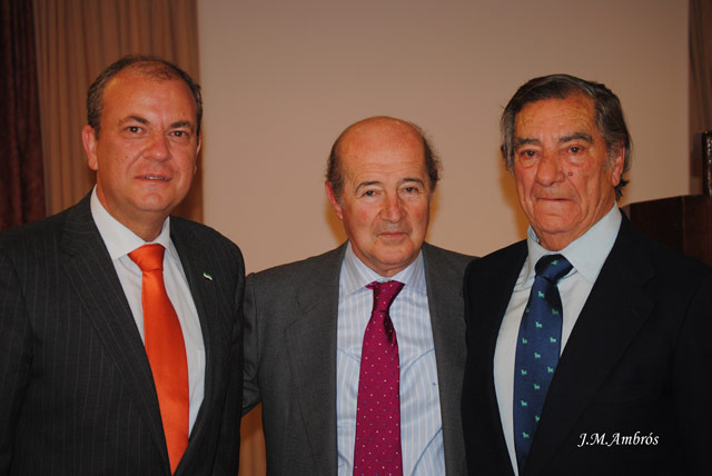 Con los presidentes del Gobierno Extremeño y de la Peña 'Paco Camino' de Badajoz