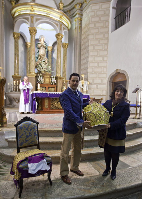 Antonio Pérez y María Teresa Valor con le traje que ha regalado Talavante a la Virgen de los Dolores.(FOTO: Julián Correa)