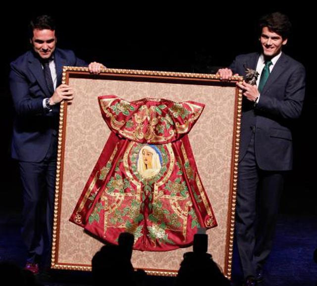 José Garrido junto al trofeo recibido en la I Gala del Toreo de Málaga. (FOTO: Antonio Salas-sur.es)