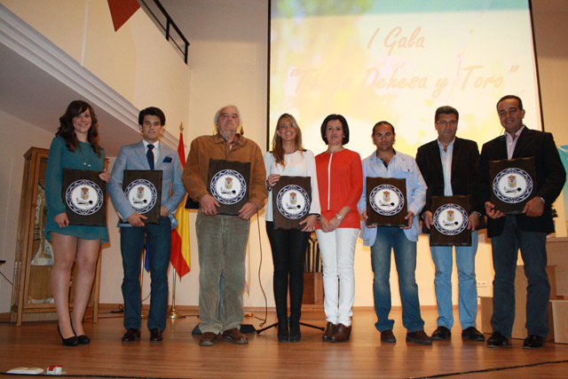 Los premiados junto a la alcaldesa de la localidad.