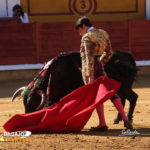 Muletazo relajado al primero de la tarde. (FOTO: Gallardo)