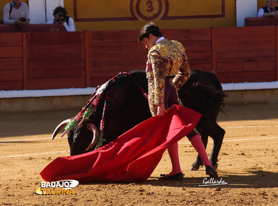 Muletazo relajado al primero de la tarde. (FOTO: Gallardo)