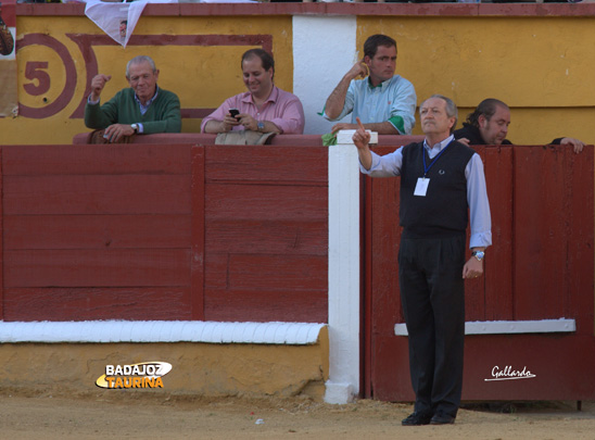 Ángel, el torilero, vestido de domingo.